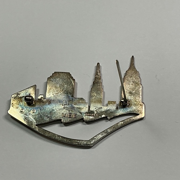 MBE STERLING SILVER NEW YORK CITY BROOCH. 1.5 inches x 2 inches